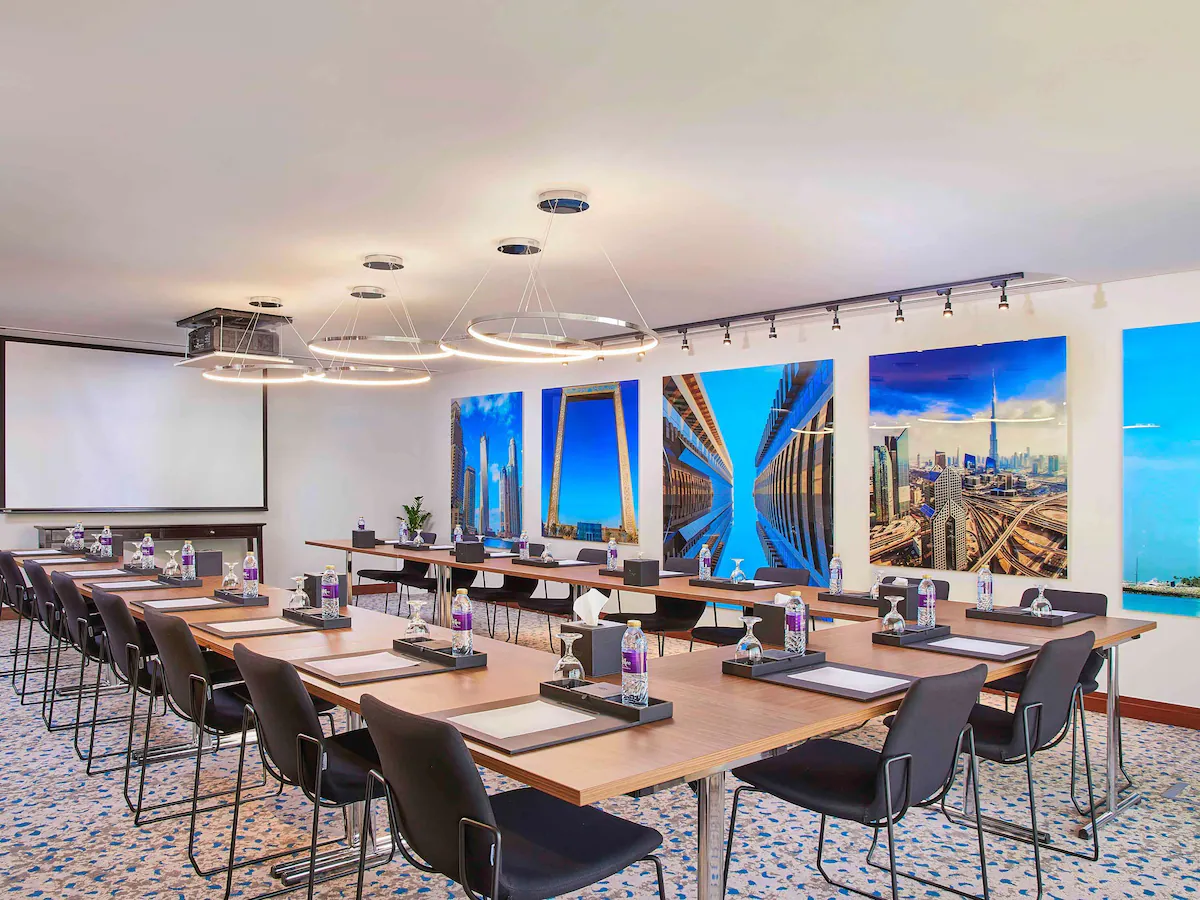 اتاق کنفرانس در هتل سوییت مرکیور دبی برشا هایتس